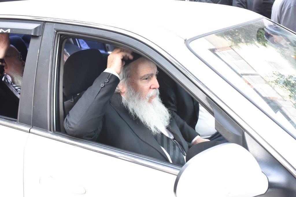 המונים בהלוויתו של הגאון רבי אריה שכטר זצ"ל