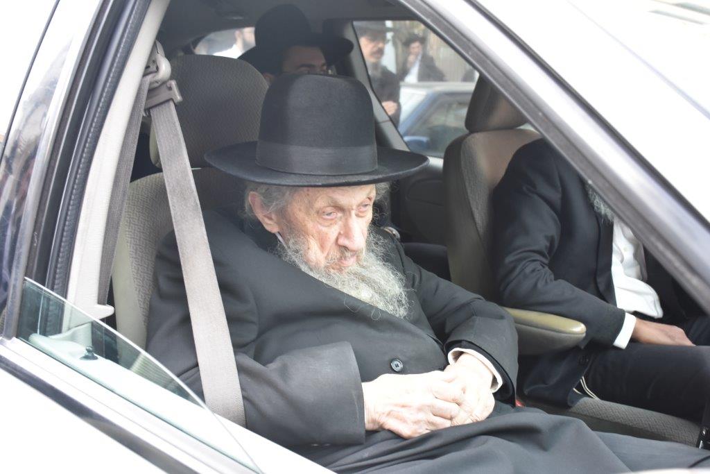 המונים בהלוויתו של הגאון רבי אריה שכטר זצ"ל