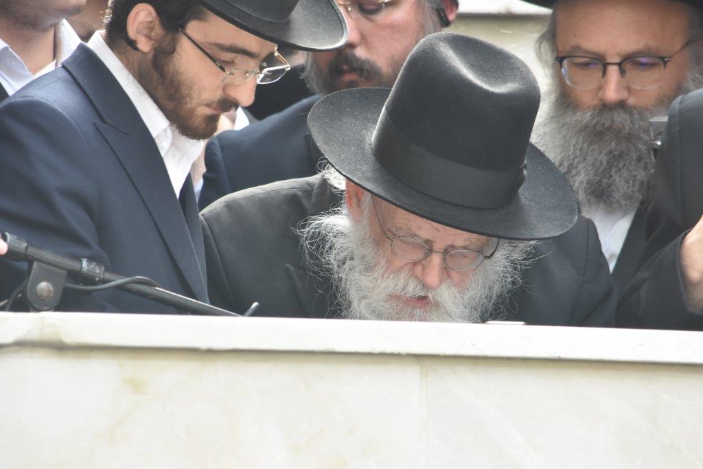 המונים בהלוויתו של הגאון רבי אריה שכטר זצ"ל