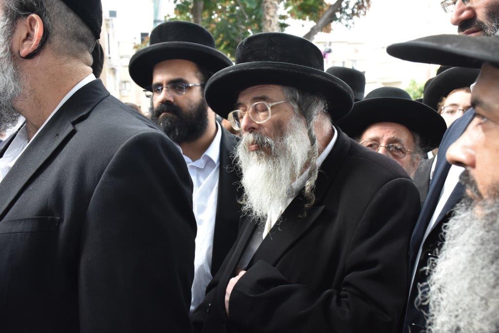 המונים בהלוויתו של הגאון רבי אריה שכטר זצ"ל