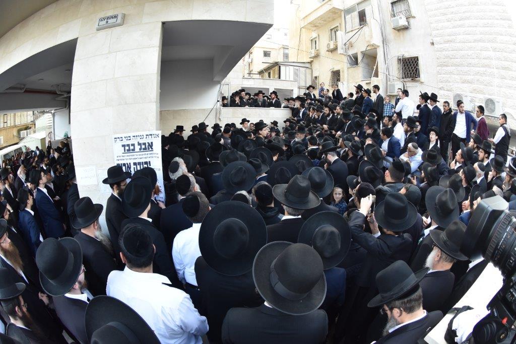 המונים בהלוויתו של הגאון רבי אריה שכטר זצ"ל