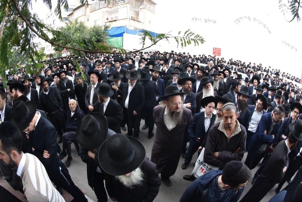 המונים בהלוויתו של הגאון רבי אריה שכטר זצ"ל