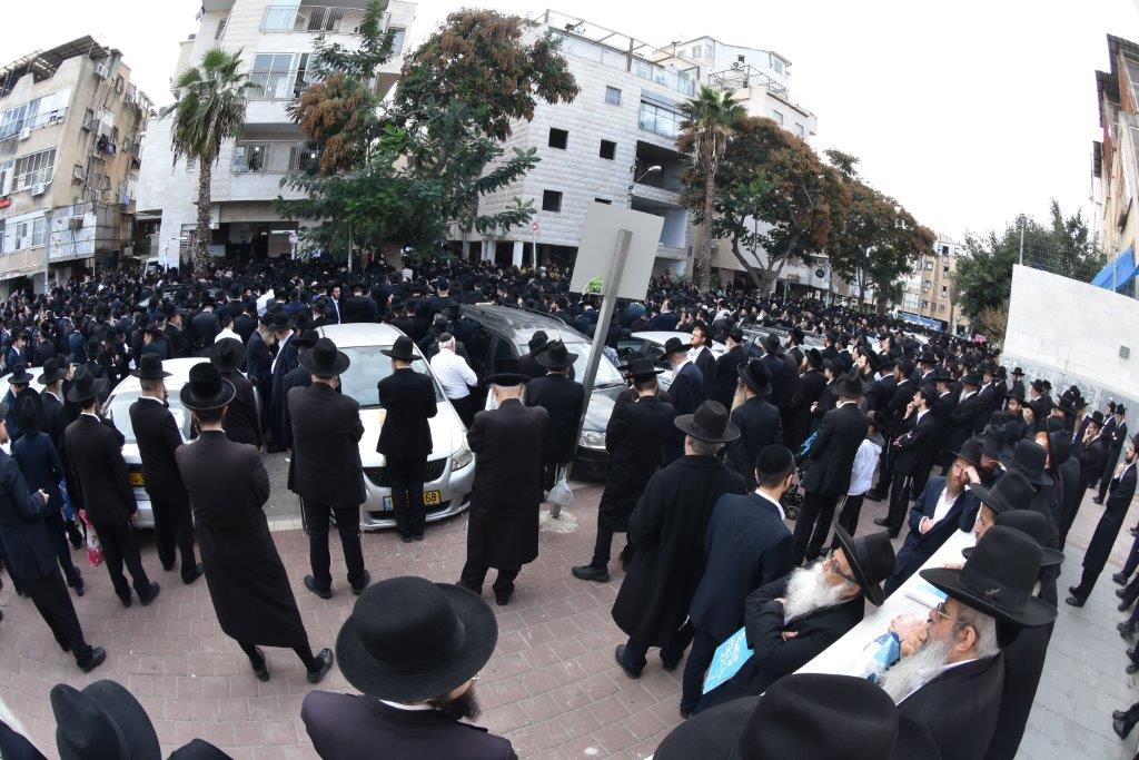 המונים בהלוויתו של הגאון רבי אריה שכטר זצ"ל