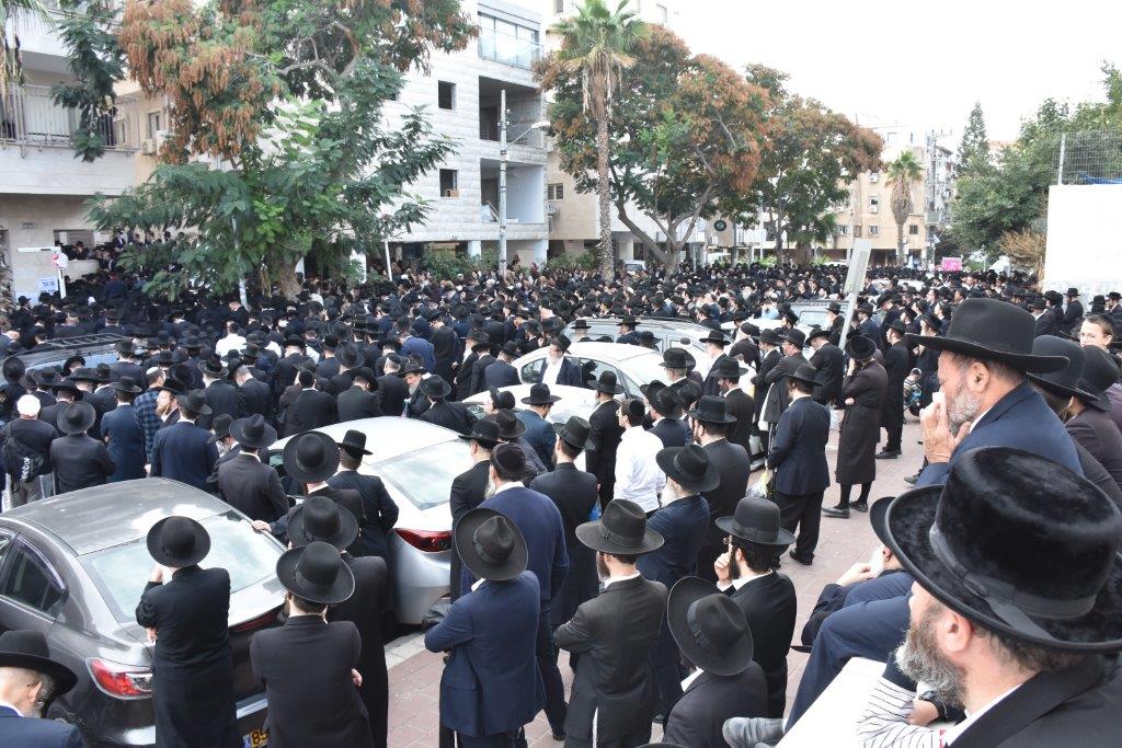 המונים בהלוויתו של הגאון רבי אריה שכטר זצ"ל