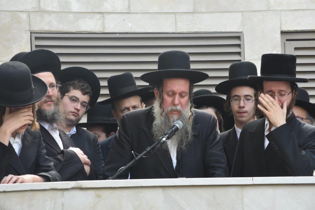 המונים בהלוויתו של הגאון רבי אריה שכטר זצ"ל
