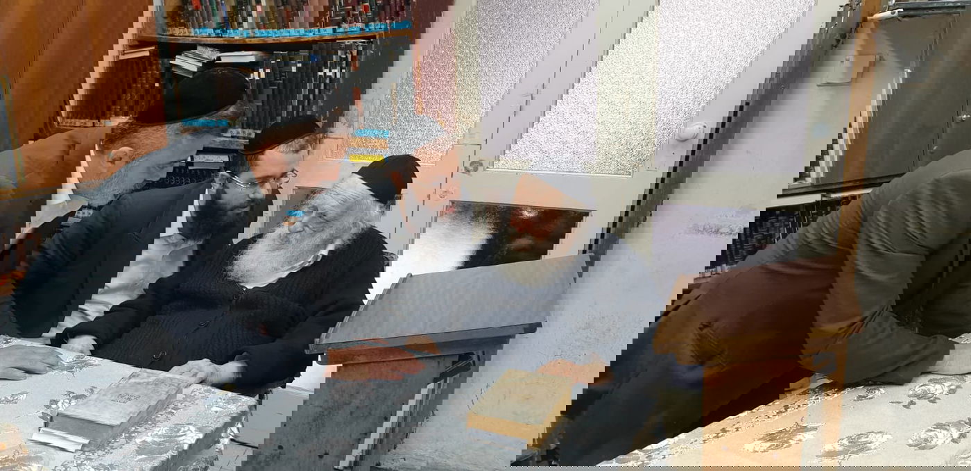 צפו: השחקן עופר הלוי התברך אצל הגר"ח קנייבסקי