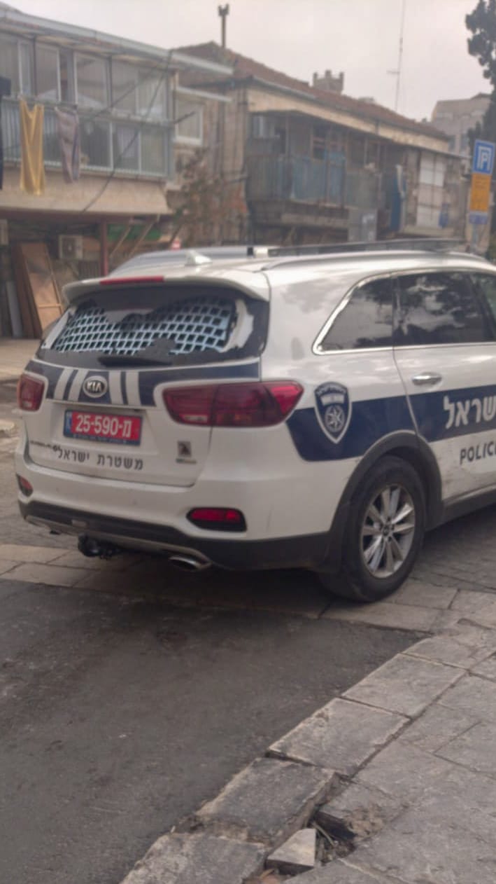 בשוק מאה שערים: שוטרים ספגו אבנים, שיודו מגגות הבתים