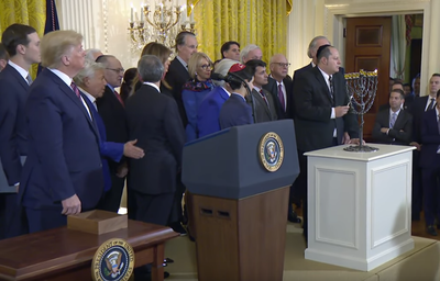 לצד הנשיא טראמפ; נרות חנוכה בבית הלבן