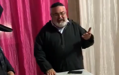 שמעון סיבוני פייט על קברו של רבי דוד אבוחצירא