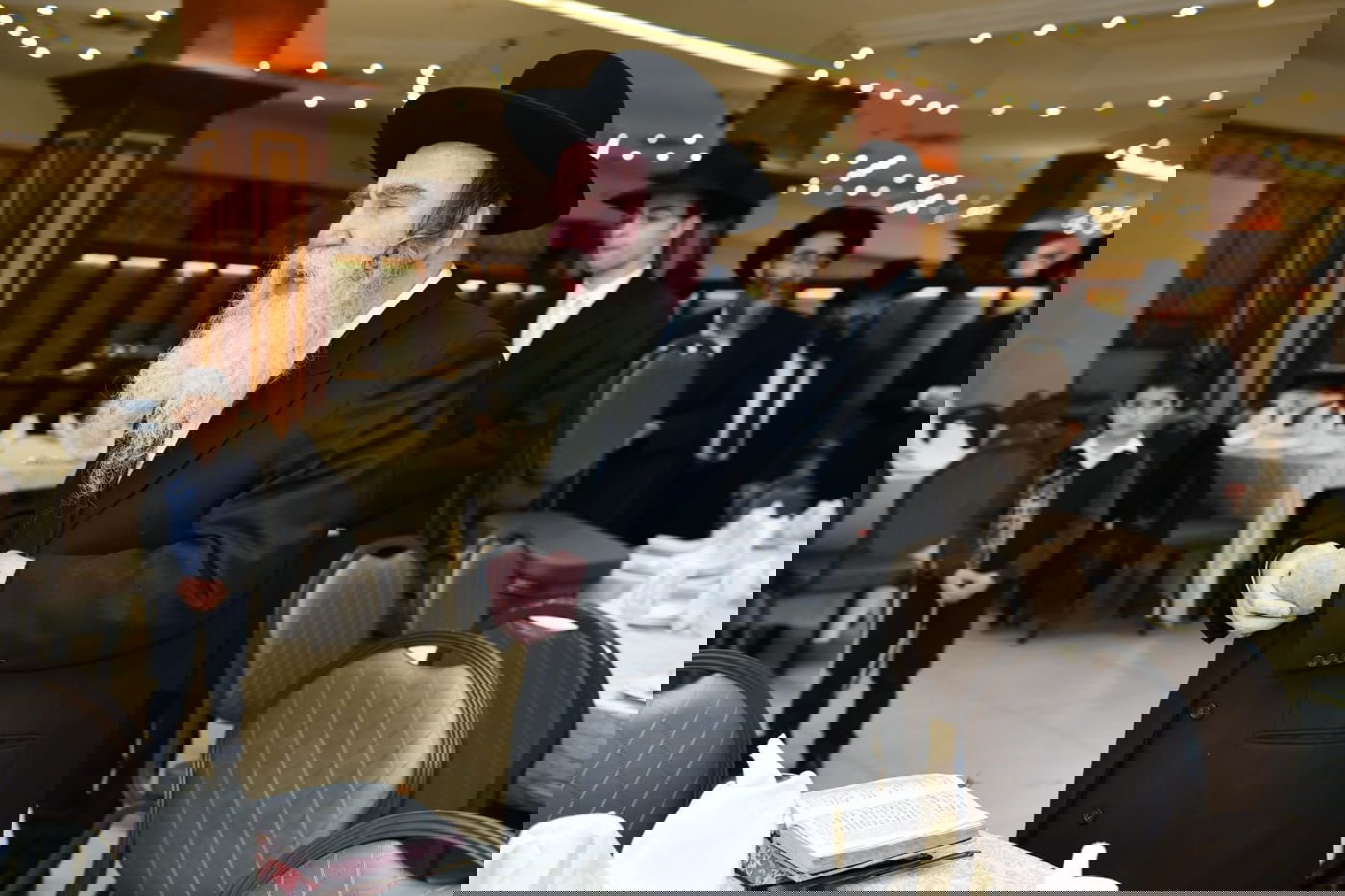 המונים בשמחת נישואי נכדי הגר"מ גרוס והגרמ"ד ליפקוביץ