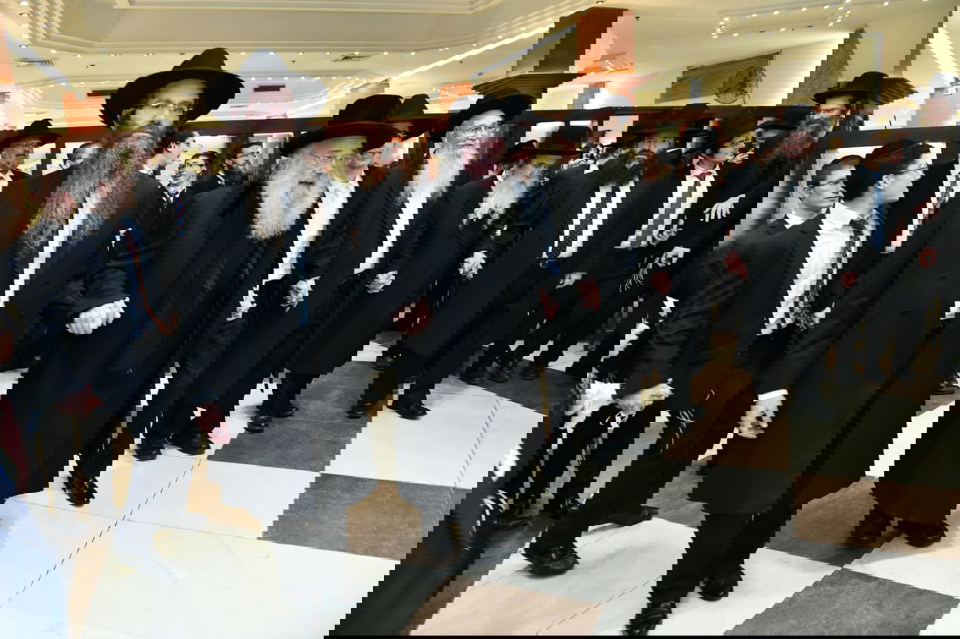 המונים בשמחת נישואי נכדי הגר"מ גרוס והגרמ"ד ליפקוביץ