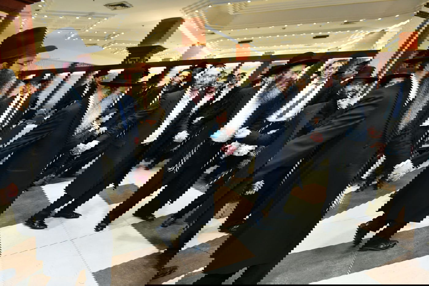 המונים בשמחת נישואי נכדי הגר"מ גרוס והגרמ"ד ליפקוביץ