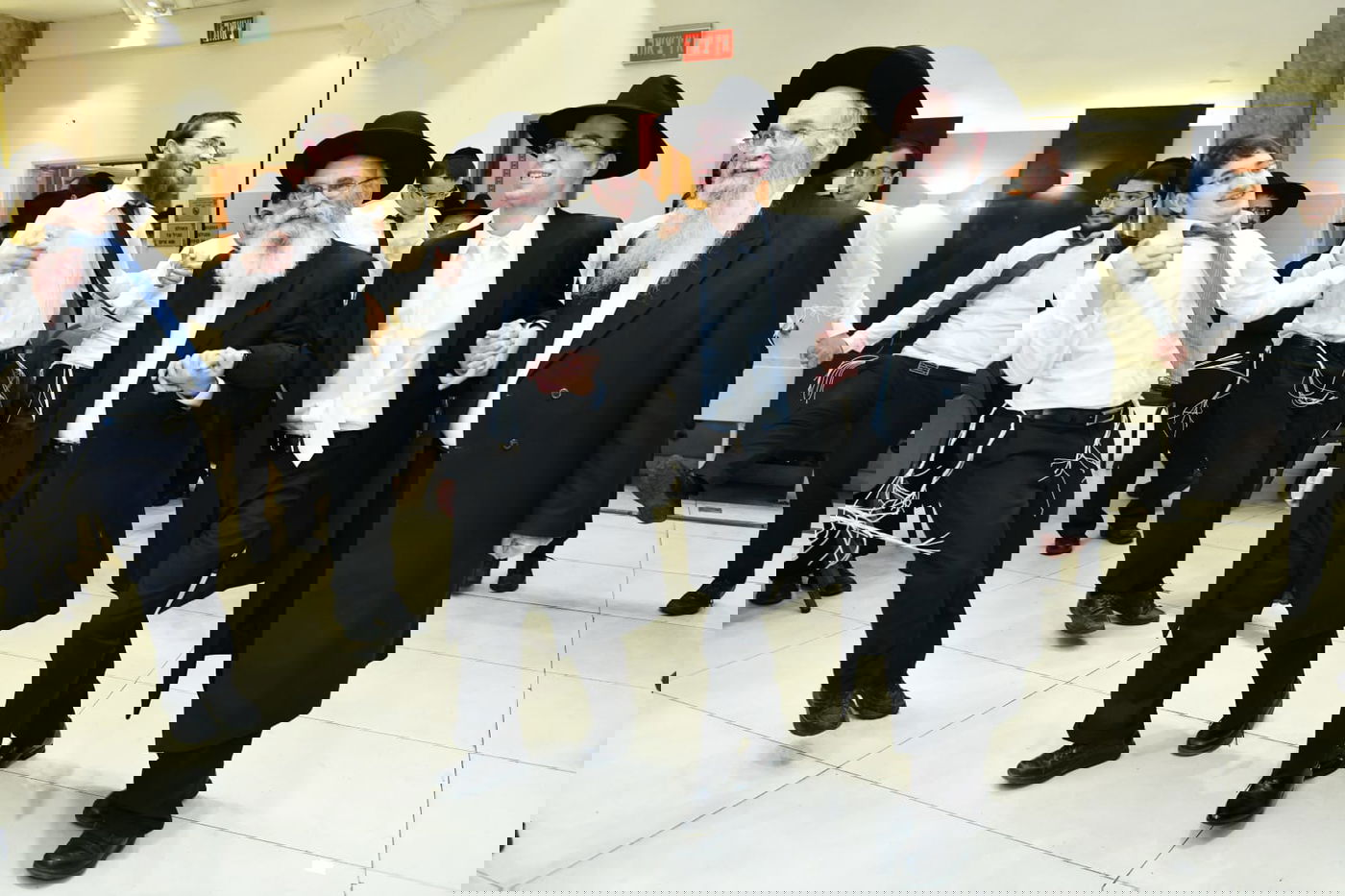 המונים בשמחת נישואי נכדי הגר"מ גרוס והגרמ"ד ליפקוביץ