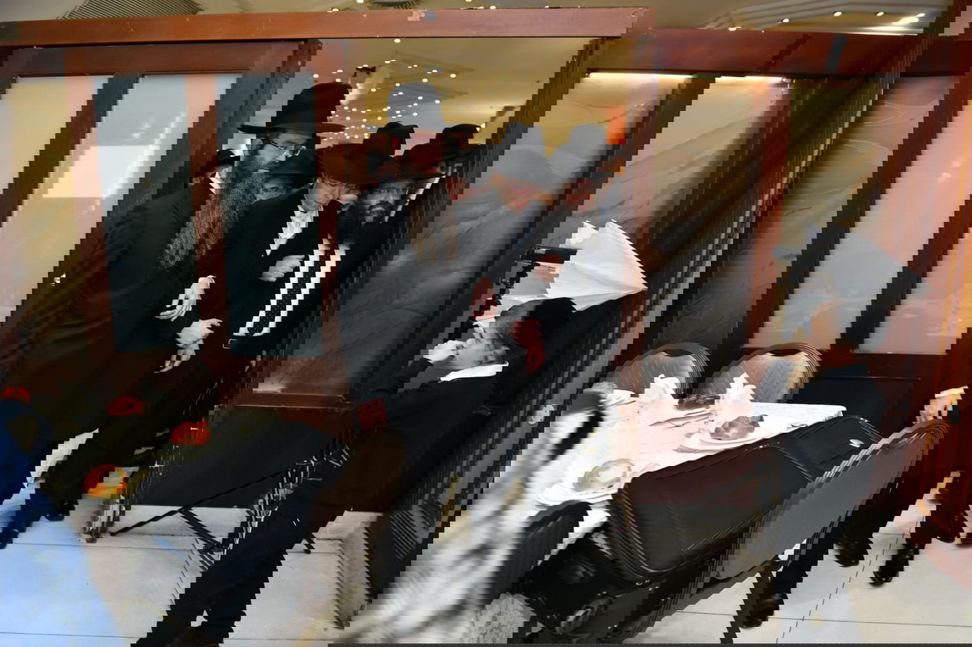 המונים בשמחת נישואי נכדי הגר"מ גרוס והגרמ"ד ליפקוביץ