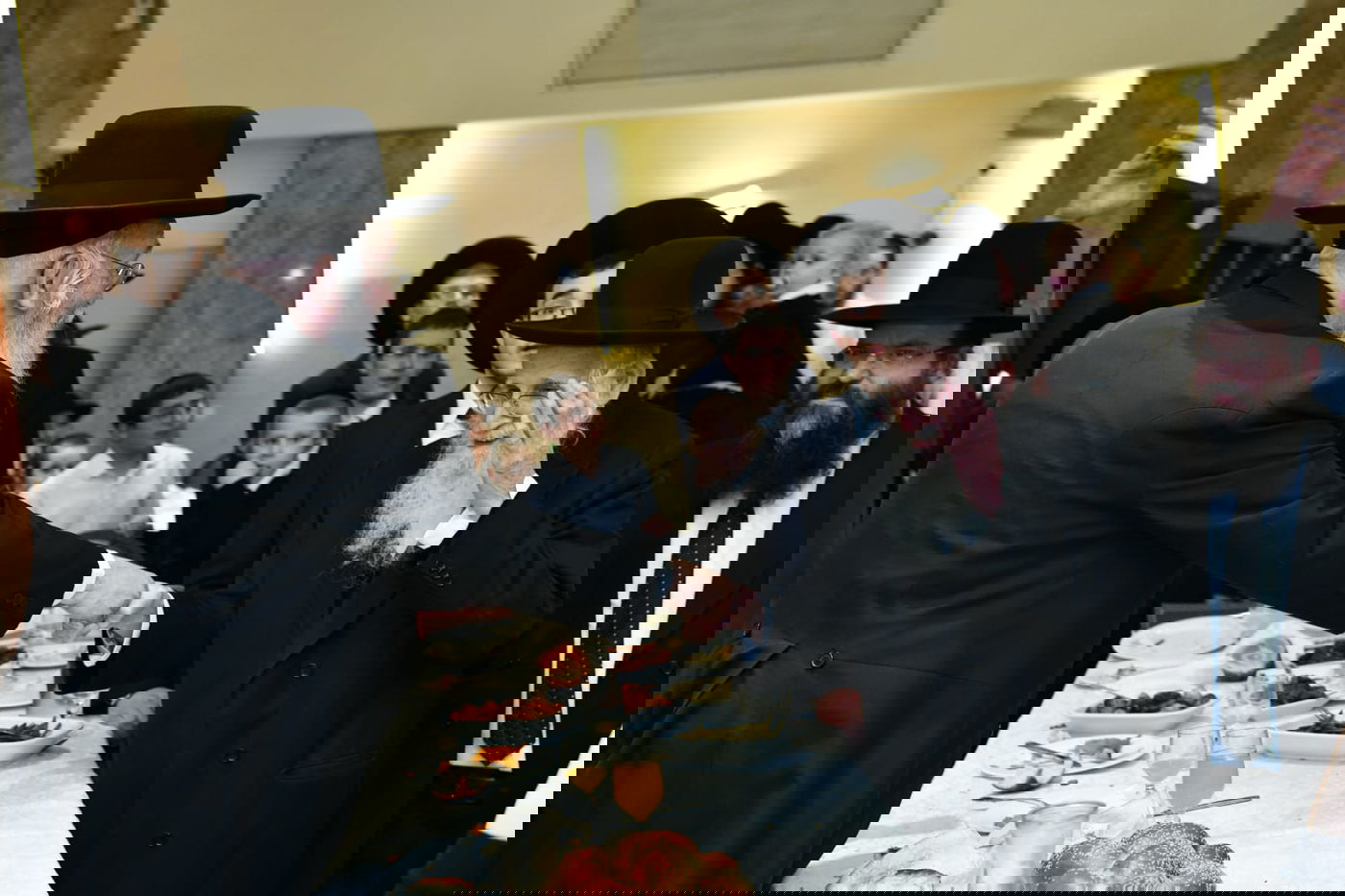 המונים בשמחת נישואי נכדי הגר"מ גרוס והגרמ"ד ליפקוביץ