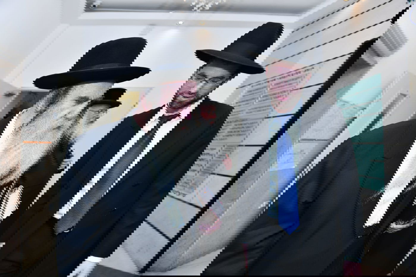 המונים בשמחת נישואי נכדי הגר"מ גרוס והגרמ"ד ליפקוביץ