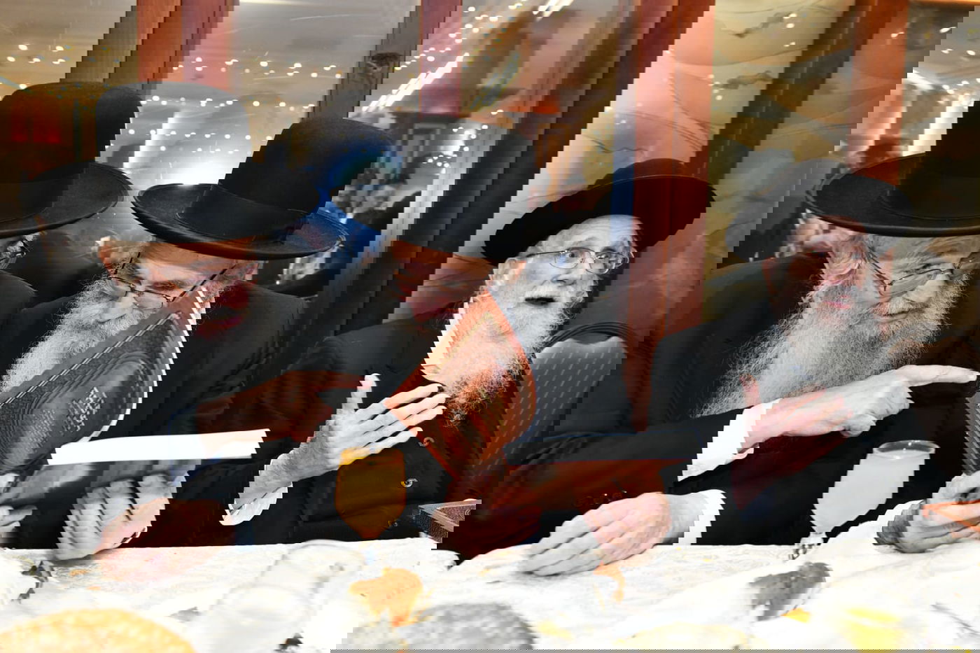 המונים בשמחת נישואי נכדי הגר"מ גרוס והגרמ"ד ליפקוביץ