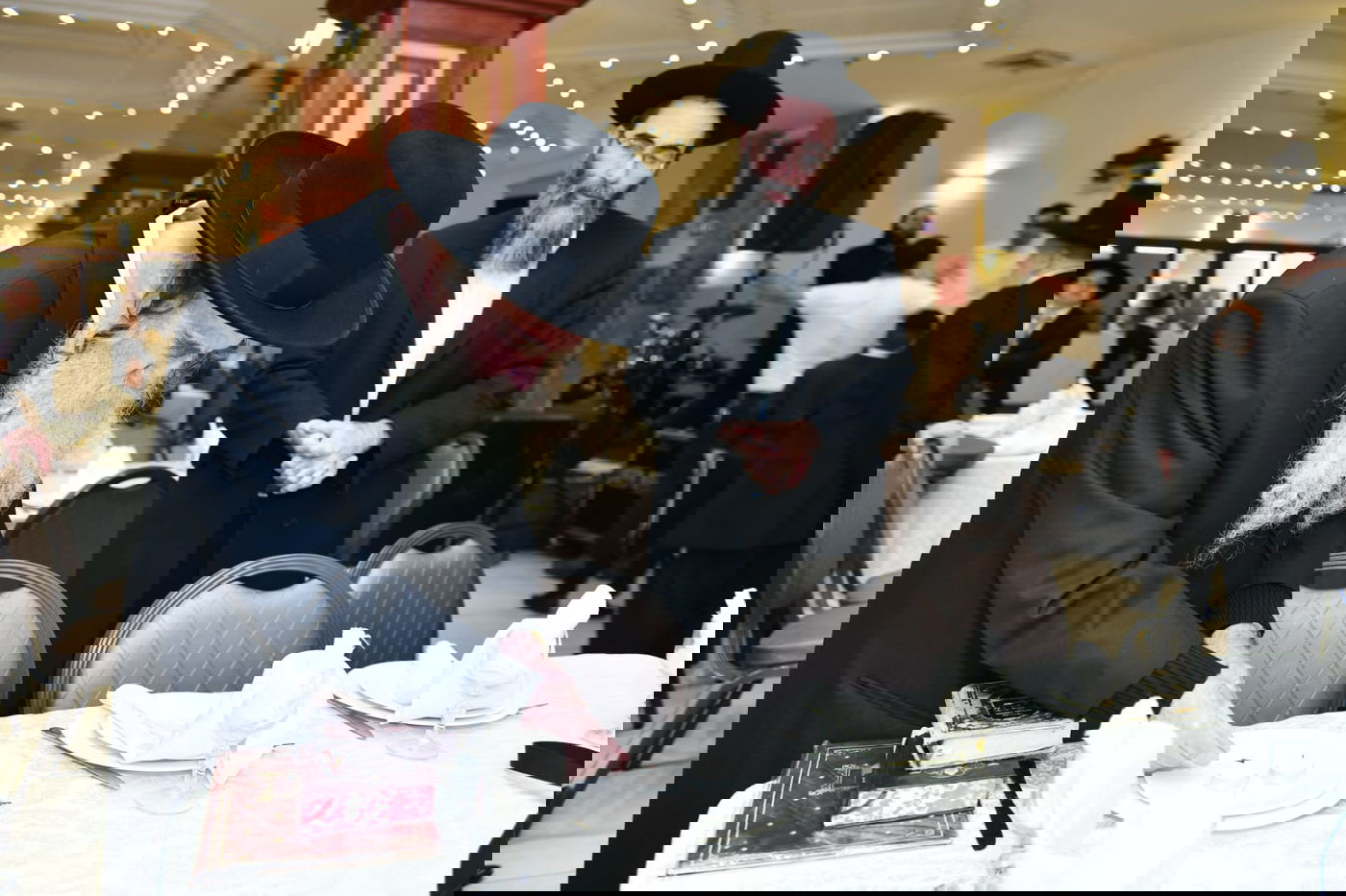 המונים בשמחת נישואי נכדי הגר"מ גרוס והגרמ"ד ליפקוביץ