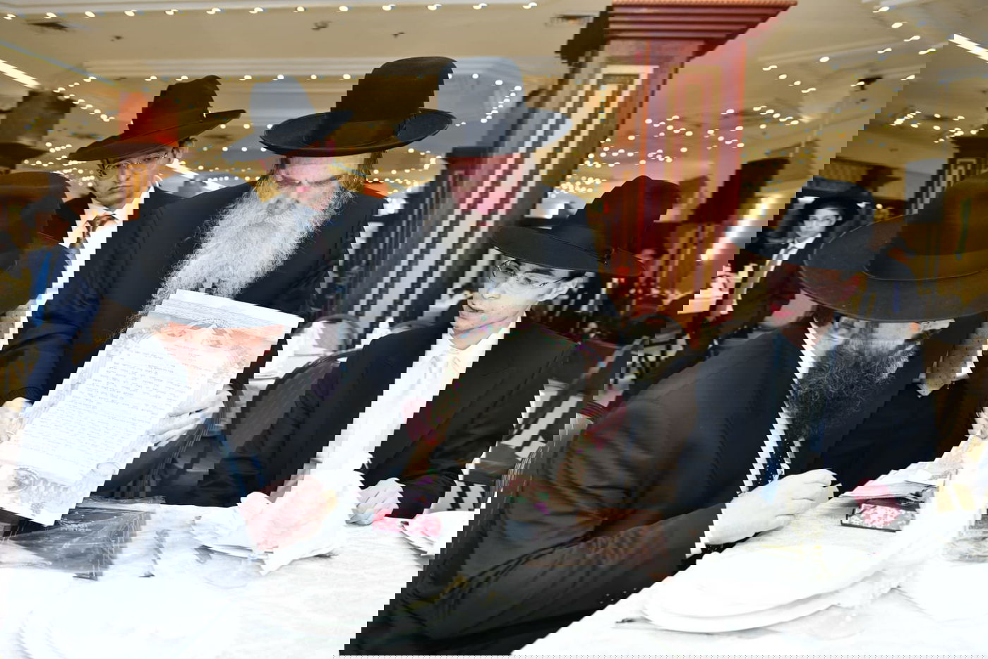 המונים בשמחת נישואי נכדי הגר"מ גרוס והגרמ"ד ליפקוביץ