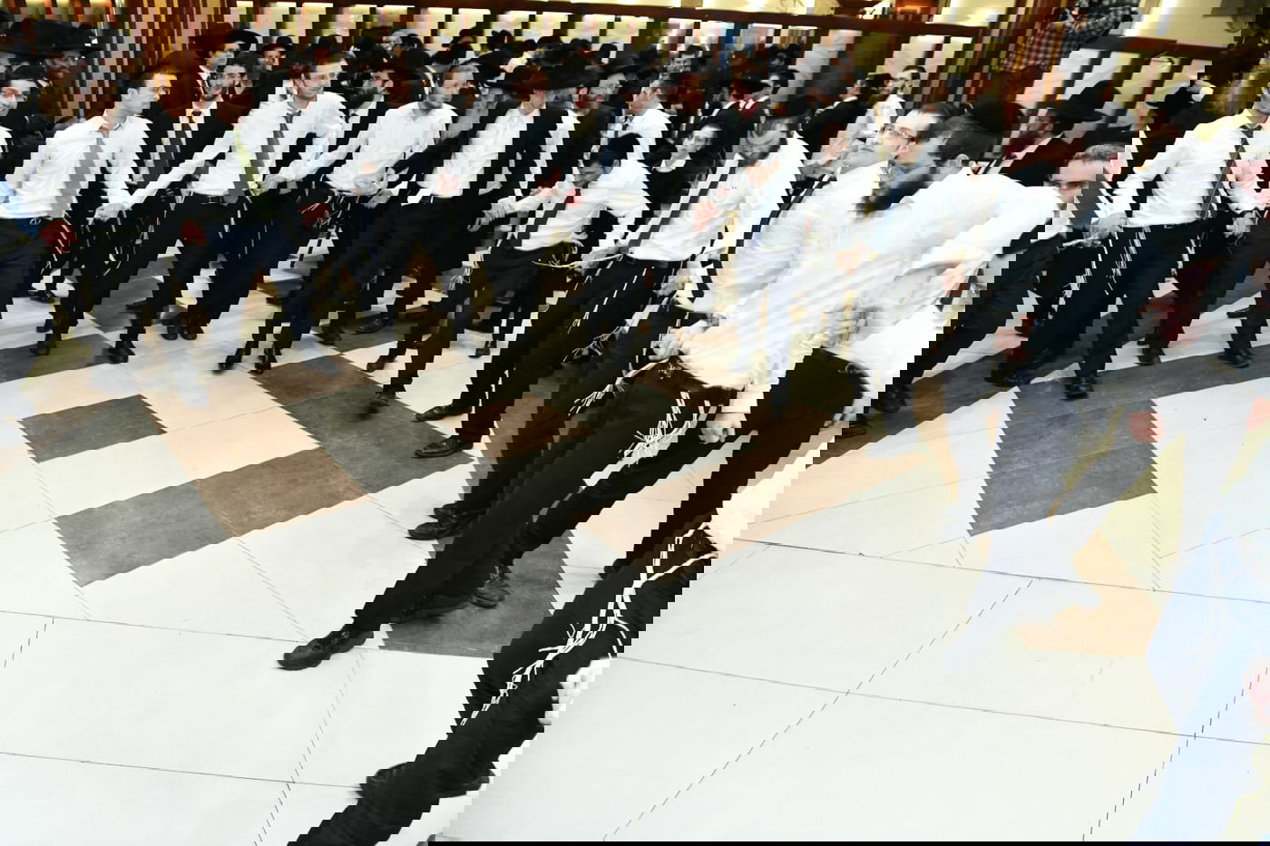 המונים בשמחת נישואי נכדי הגר"מ גרוס והגרמ"ד ליפקוביץ