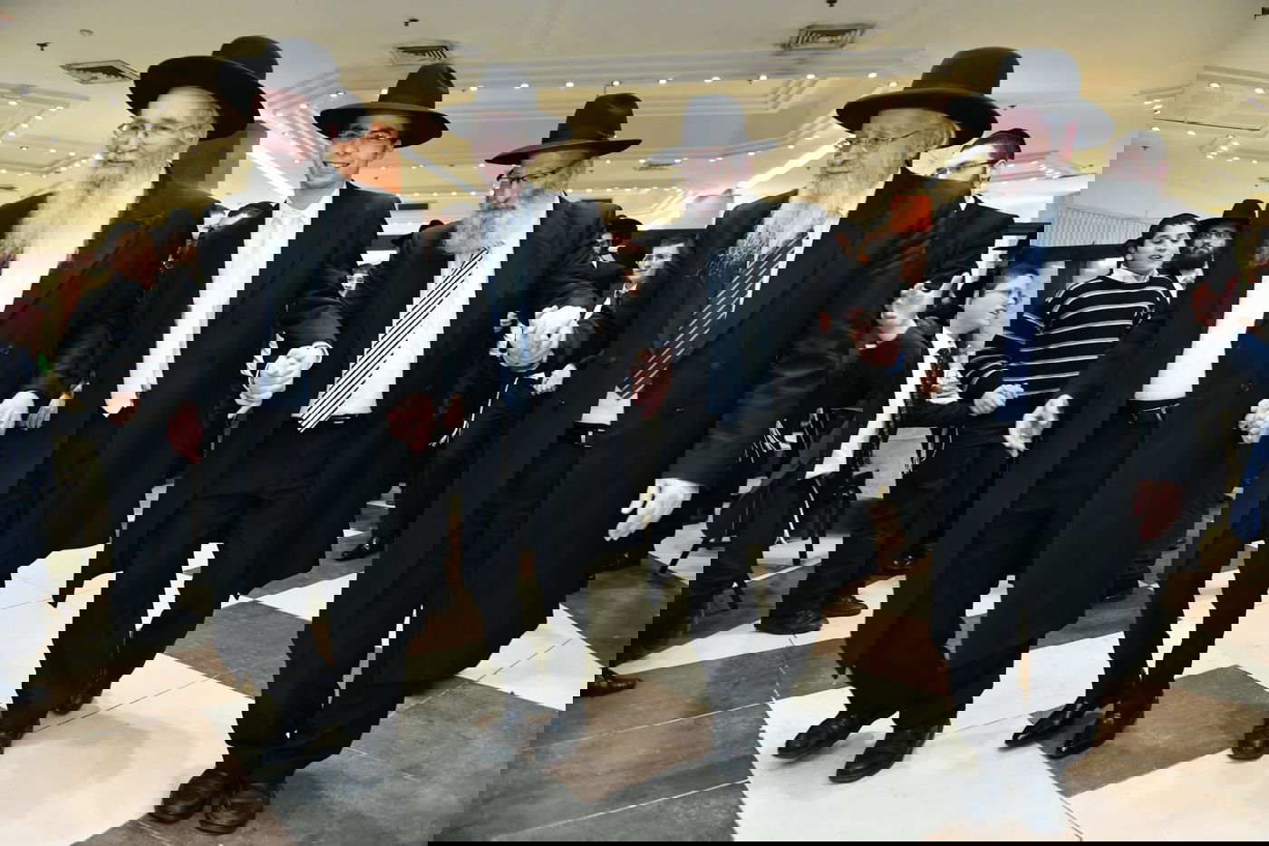 המונים בשמחת נישואי נכדי הגר"מ גרוס והגרמ"ד ליפקוביץ