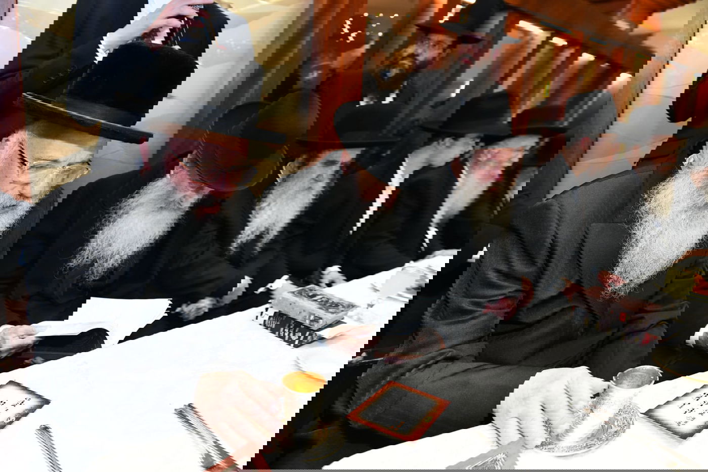 המונים בשמחת נישואי נכדי הגר"מ גרוס והגרמ"ד ליפקוביץ