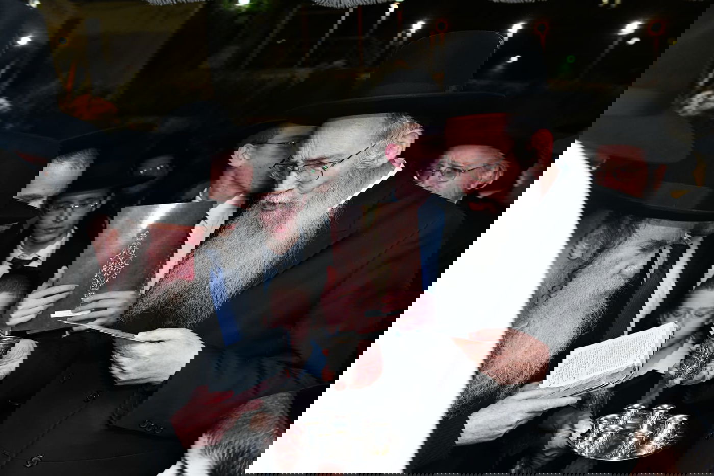 המונים בשמחת נישואי נכדי הגר"מ גרוס והגרמ"ד ליפקוביץ