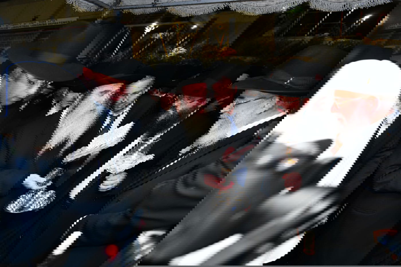 המונים בשמחת נישואי נכדי הגר"מ גרוס והגרמ"ד ליפקוביץ