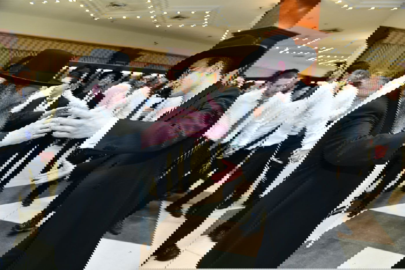 המונים בשמחת נישואי נכדי הגר"מ גרוס והגרמ"ד ליפקוביץ