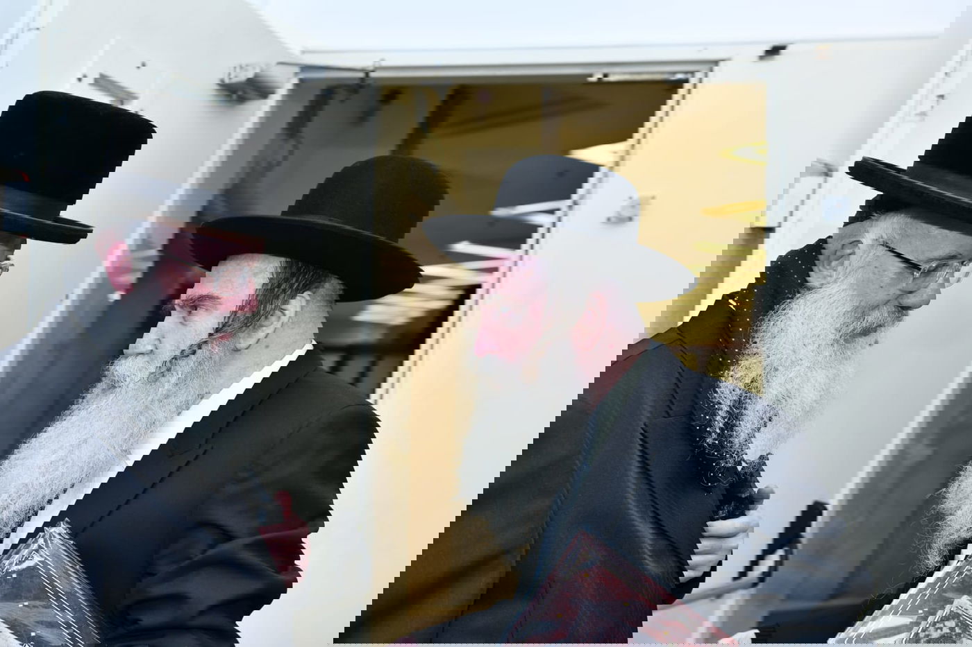 המונים בשמחת נישואי נכדי הגר"מ גרוס והגרמ"ד ליפקוביץ