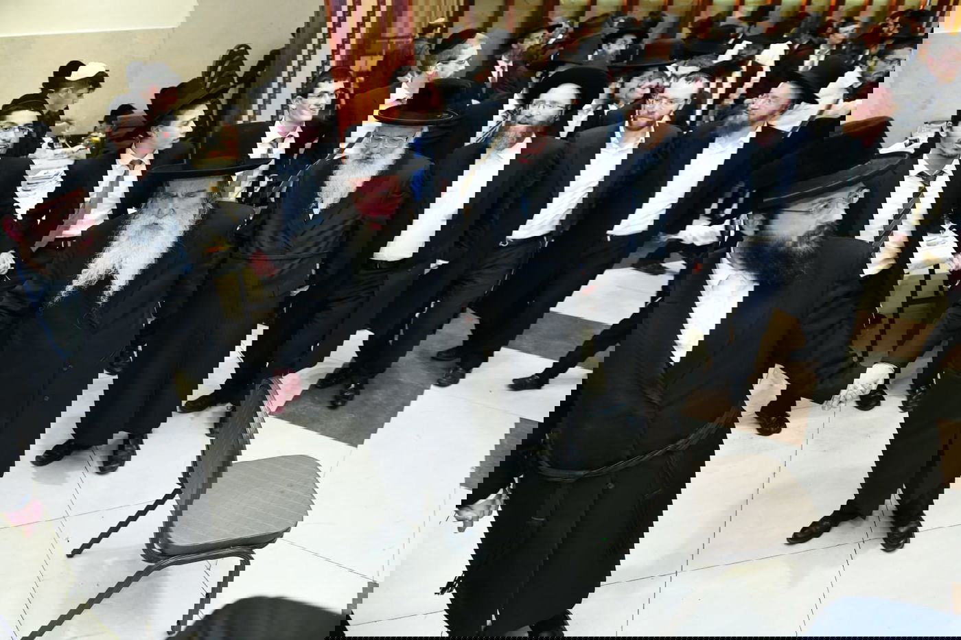 המונים בשמחת נישואי נכדי הגר"מ גרוס והגרמ"ד ליפקוביץ