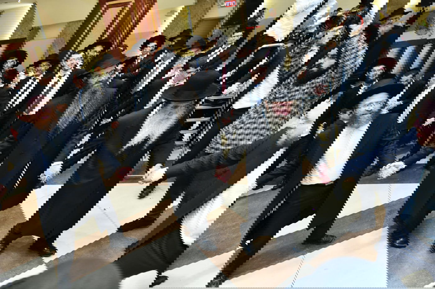 המונים בשמחת נישואי נכדי הגר"מ גרוס והגרמ"ד ליפקוביץ