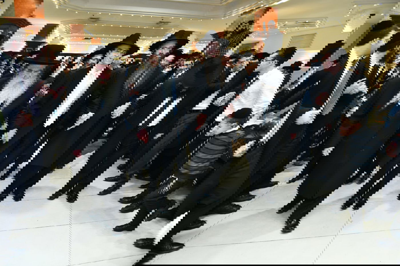 המונים בשמחת נישואי נכדי הגר"מ גרוס והגרמ"ד ליפקוביץ