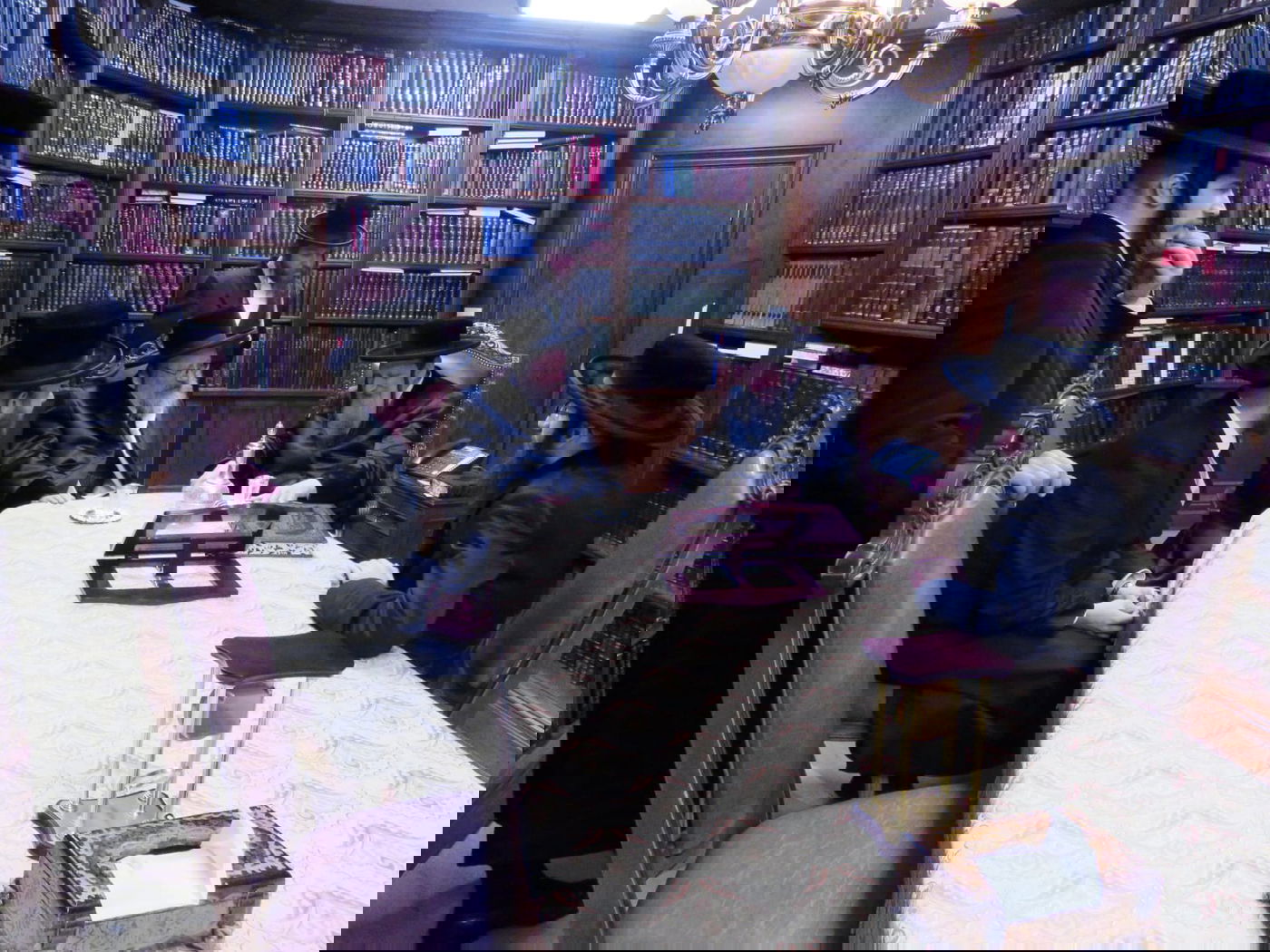 צפו: האדמו"ר מנדבורנה באניא ביקר אצל האדמו"רים