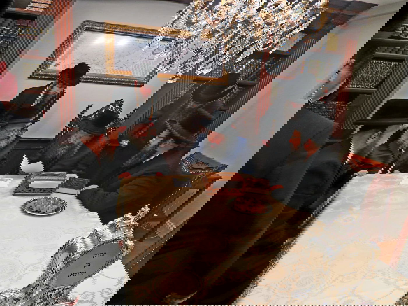 צפו: האדמו"ר מנדבורנה באניא ביקר אצל האדמו"רים