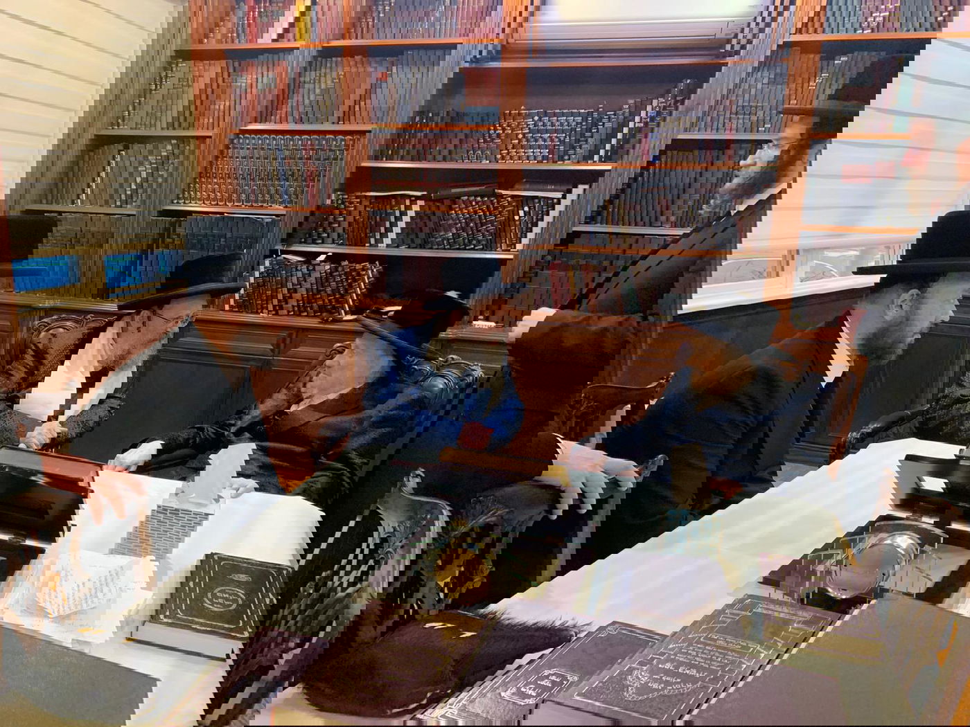 צפו: האדמו"ר מנדבורנה באניא ביקר אצל האדמו"רים