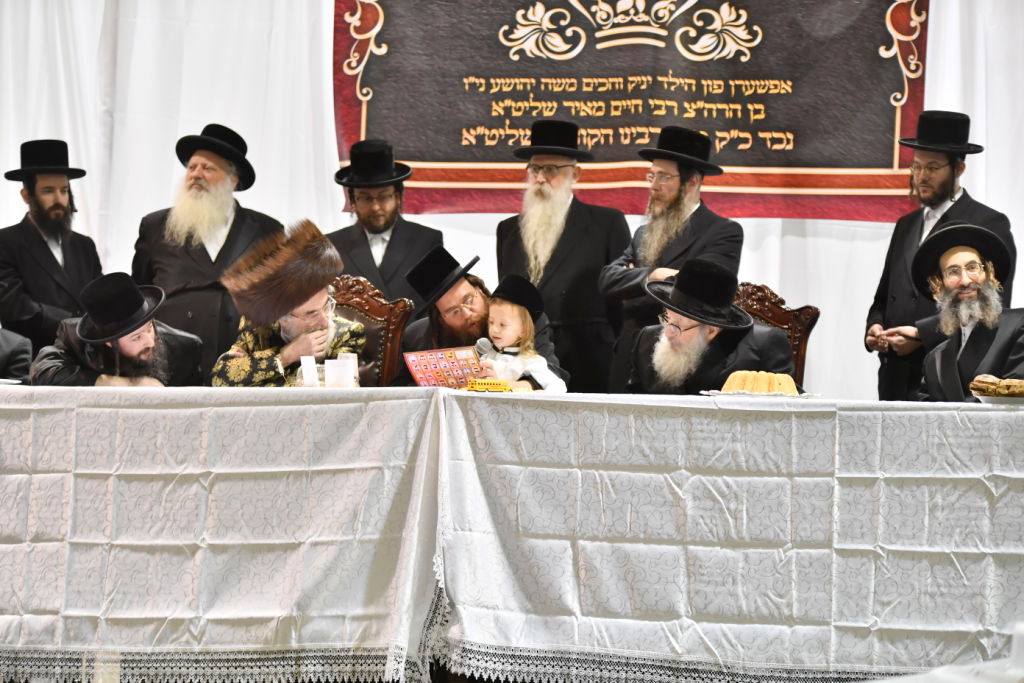 האדמו"רים מויז'ניץ וספינקא ערכו 'חלאקה' לנכדם