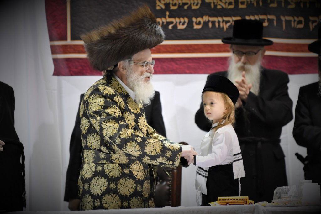 האדמו"רים מויז'ניץ וספינקא ערכו 'חלאקה' לנכדם