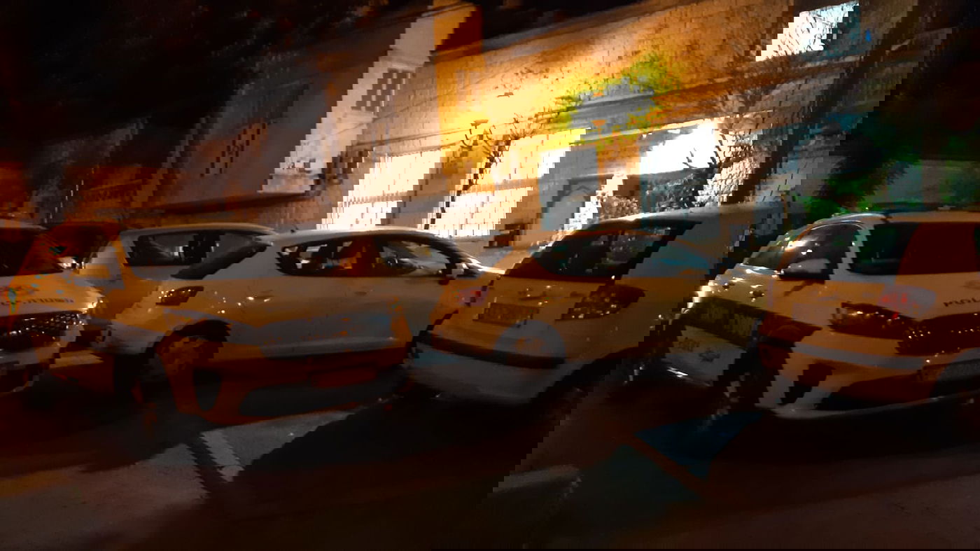 אישה נעצרה בחשד שהציתה דלת של בית כנסת