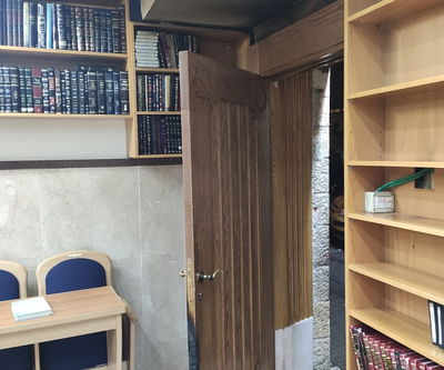 אישה נעצרה בחשד שהציתה דלת של בית כנסת