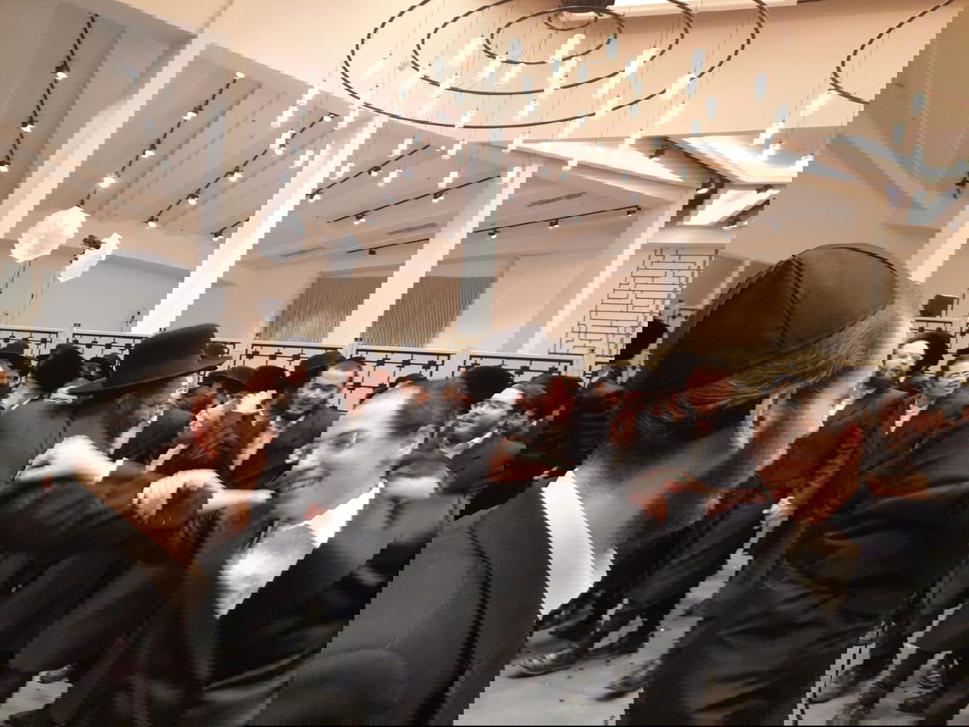 תיעוד: בן האדמו"ר מגור רקד בחתונת היתום