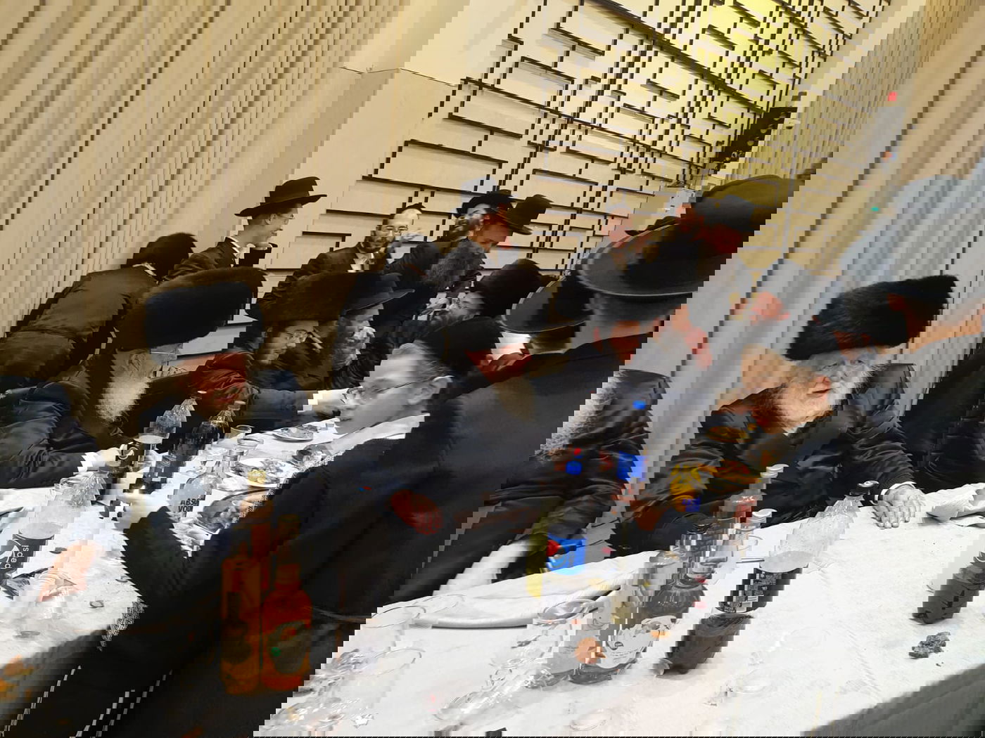 תיעוד: בן האדמו"ר מגור רקד בחתונת היתום