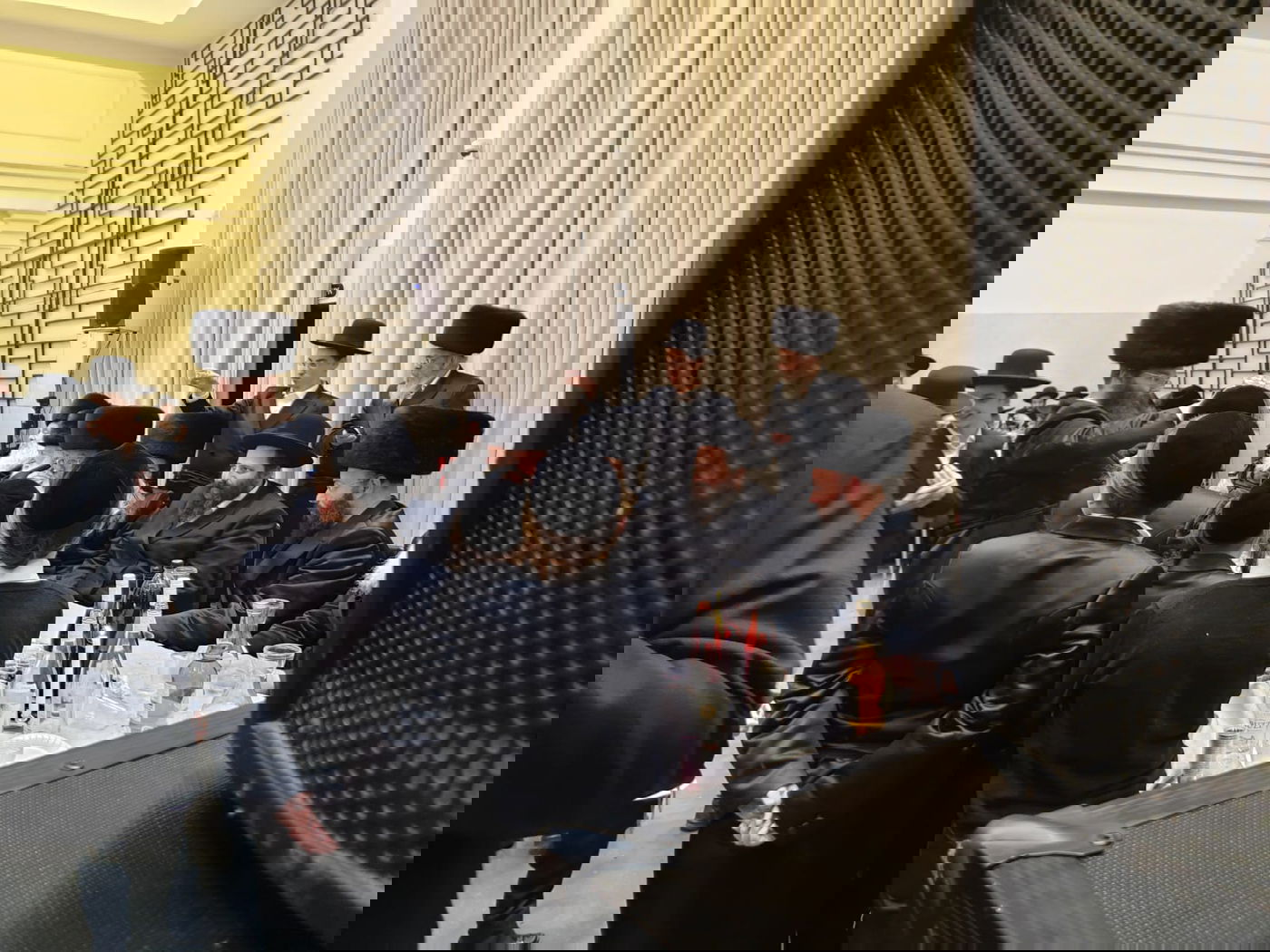 תיעוד: בן האדמו"ר מגור רקד בחתונת היתום