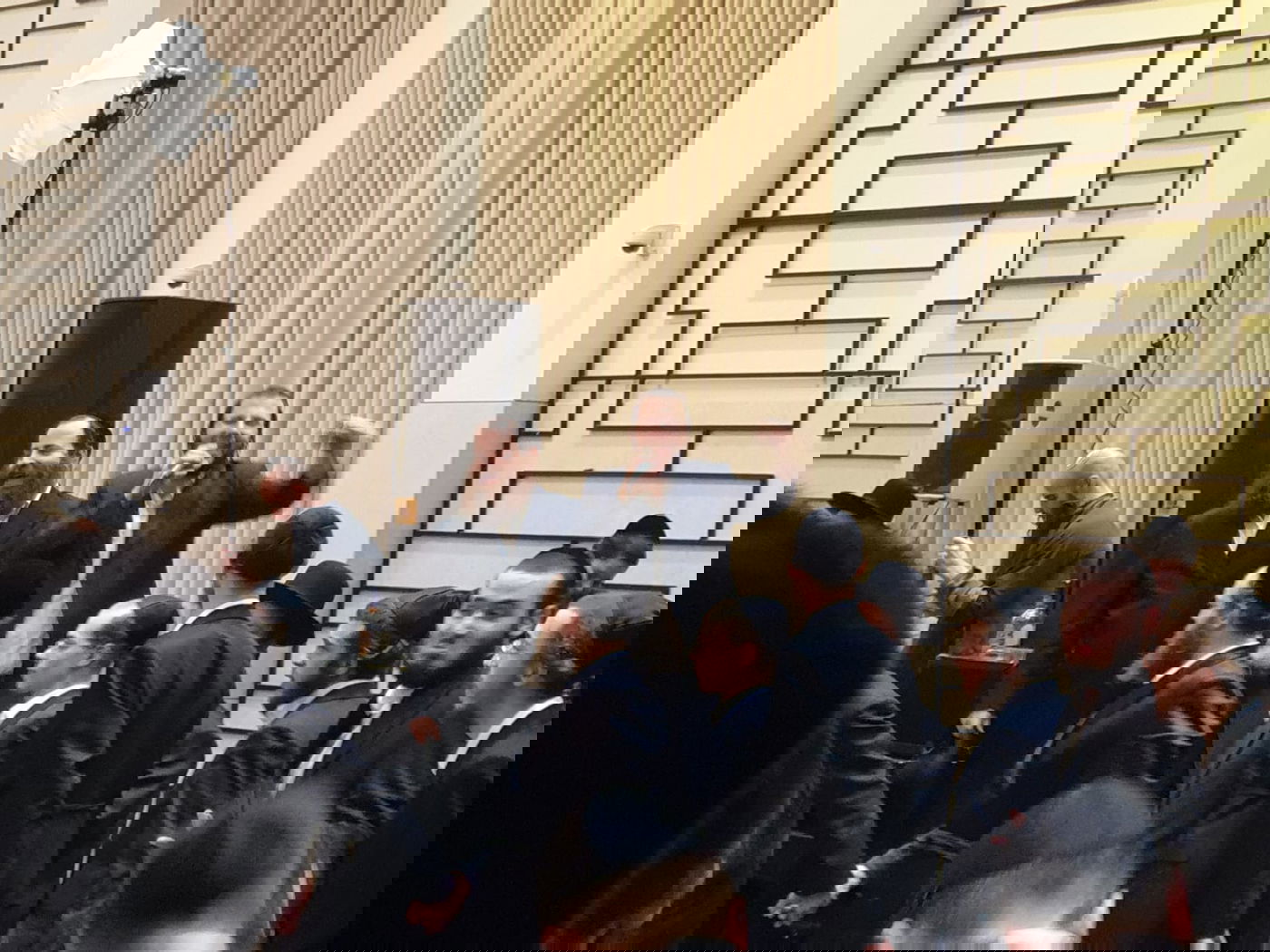 תיעוד: בן האדמו"ר מגור רקד בחתונת היתום