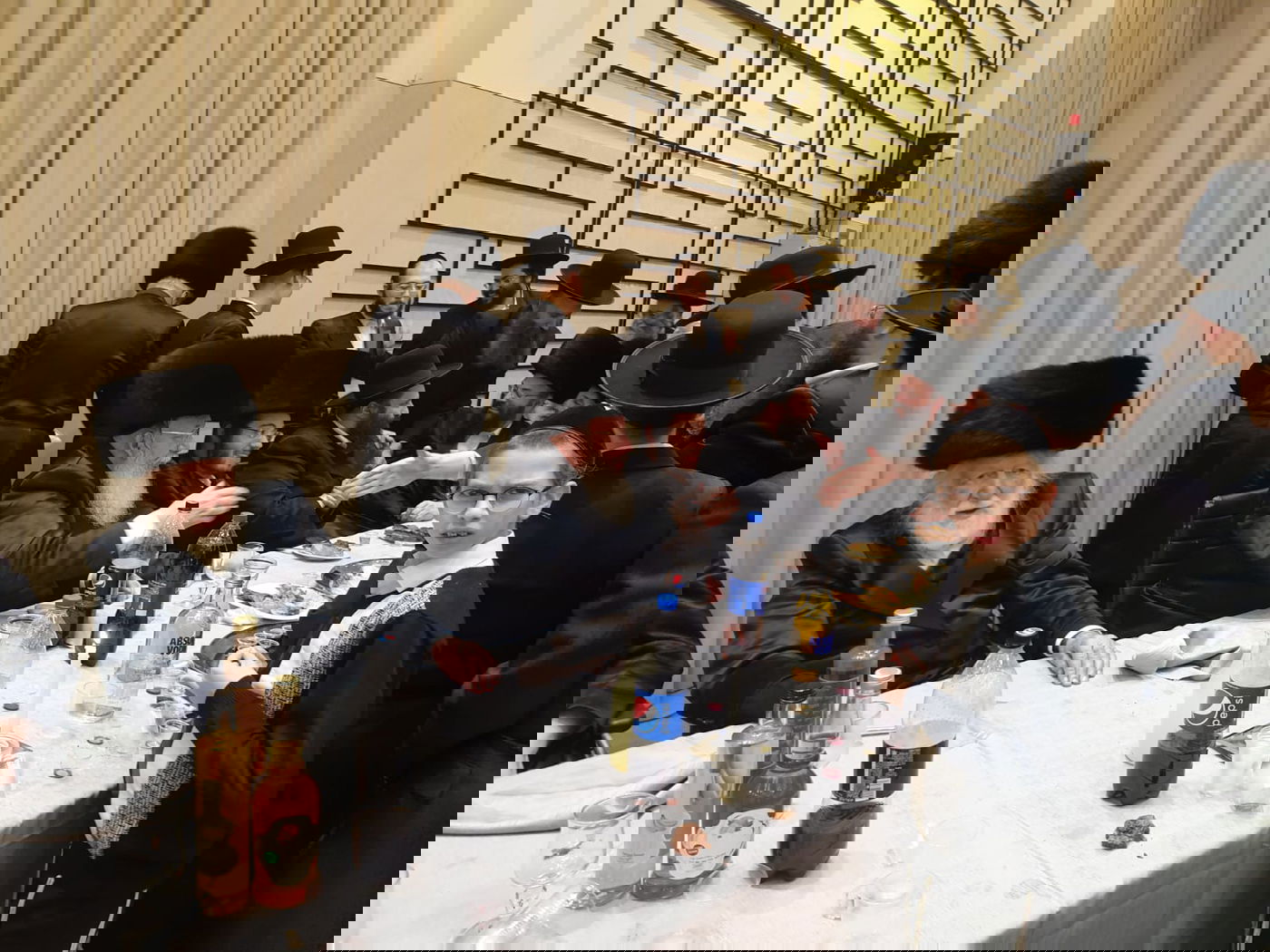 תיעוד: בן האדמו"ר מגור רקד בחתונת היתום