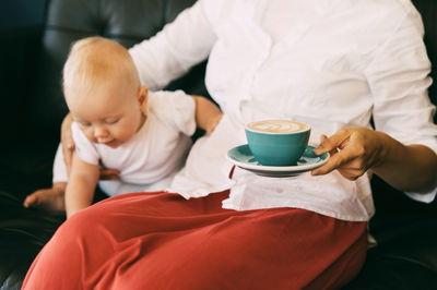 האם קפאין מותר בהנקה? הנה תשובות המומחים