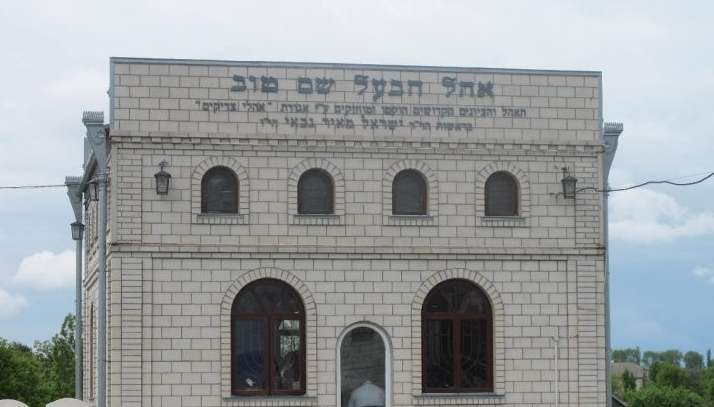 הציון בו נטמן רבי ברוך לצדו של הבעש"ט