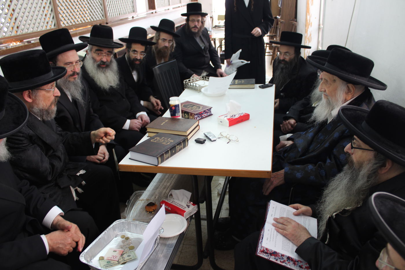 האדמו"ר מספינקא-ב"ב בשבעה על פטירת רעייתו הרבנית ע"ה