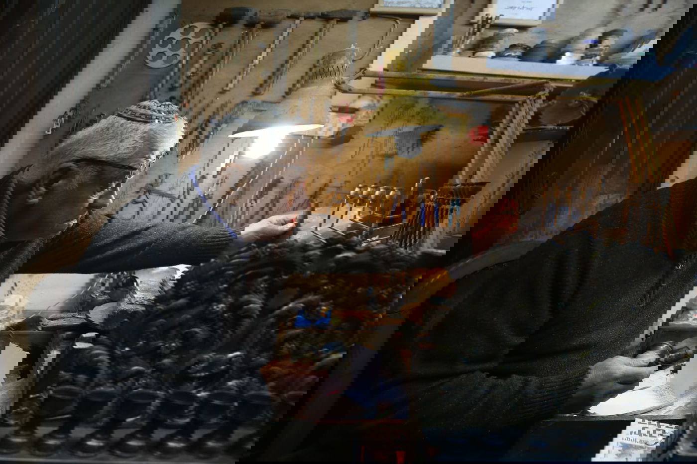 'מתקן החנוכיות' מנסה לעמוד בעומס העבודה