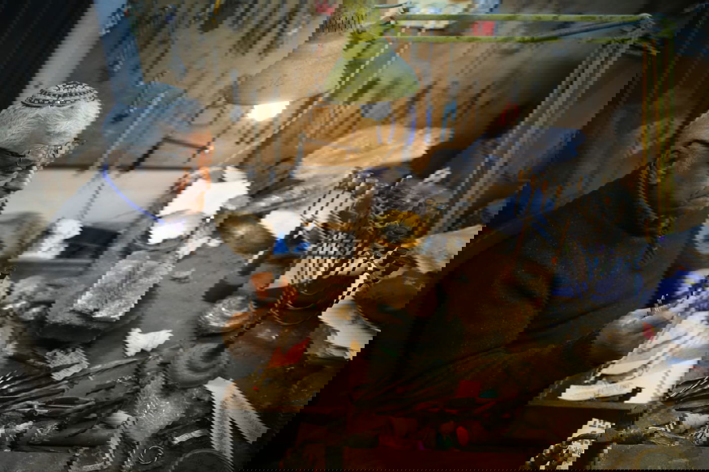 'מתקן החנוכיות' מנסה לעמוד בעומס העבודה